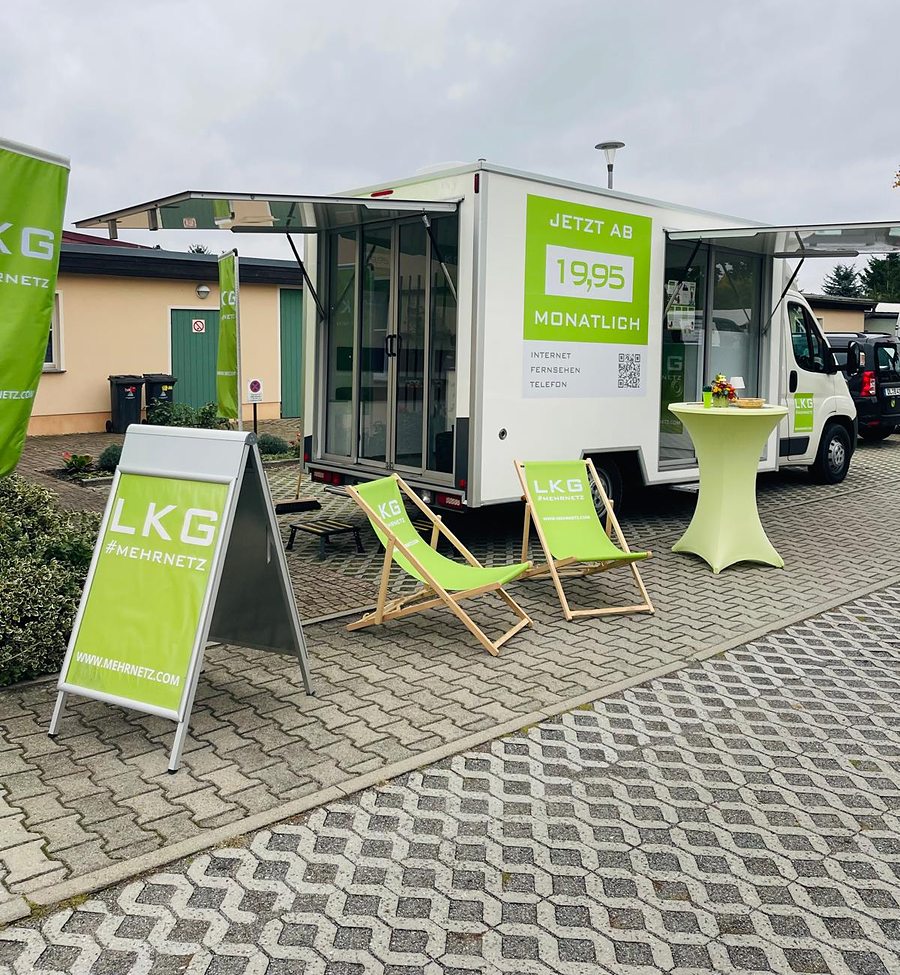 Das LKG-Infomobil mit Aufsteller, Liegestühlen und Stehtisch