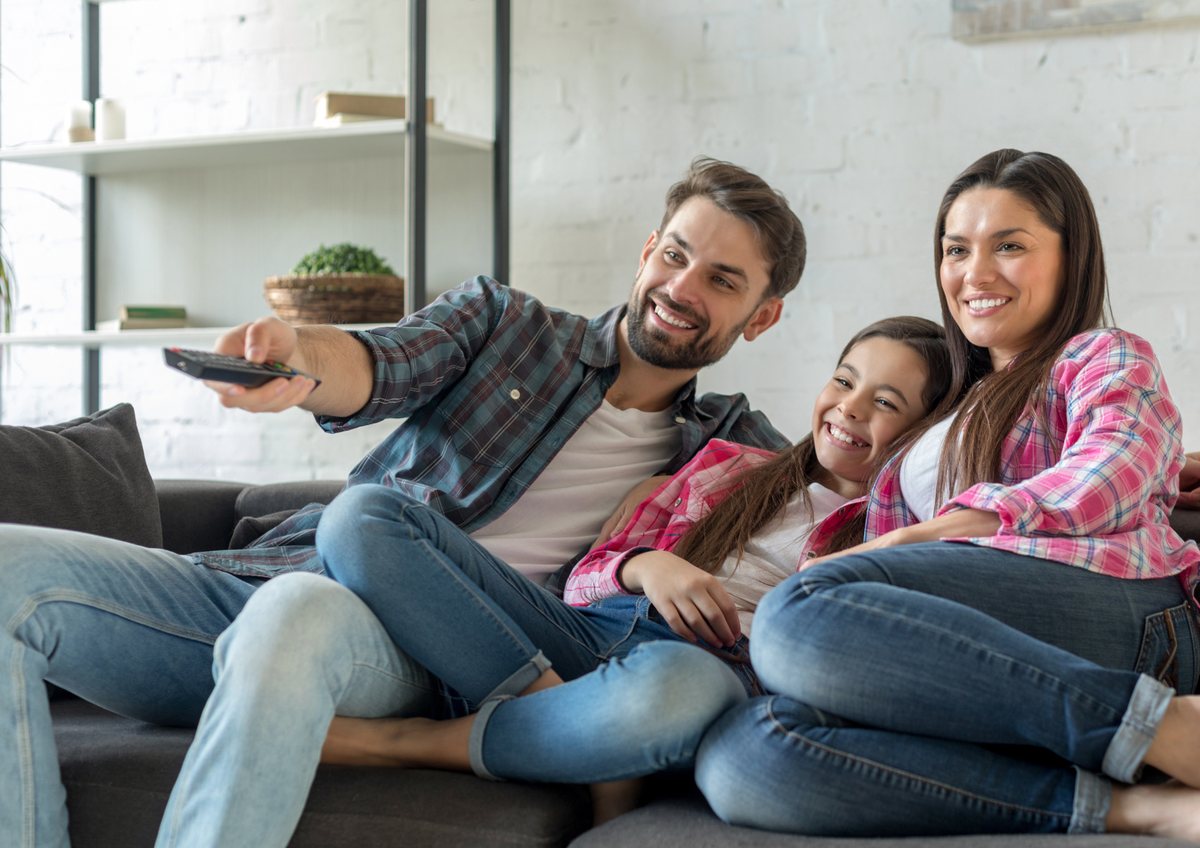 Familie genießt Fernsehen und Internet über das LKG-Netz