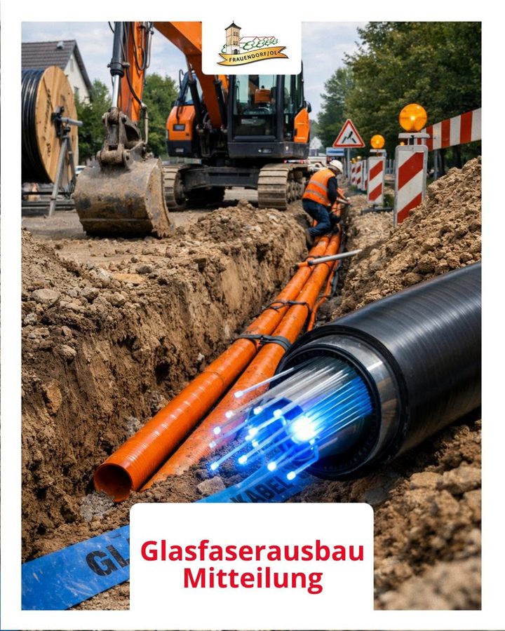 Glasfaserausbau in Frauendorf – Tiefbau mit Bagger und orangefarbenen Leerrohren